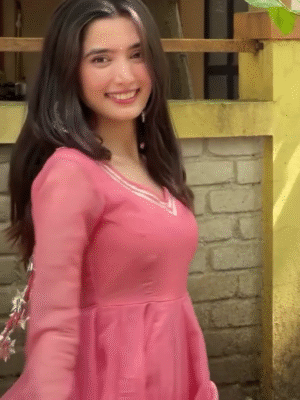 Sweetheart Neck – Soft, Flattering & Romantic