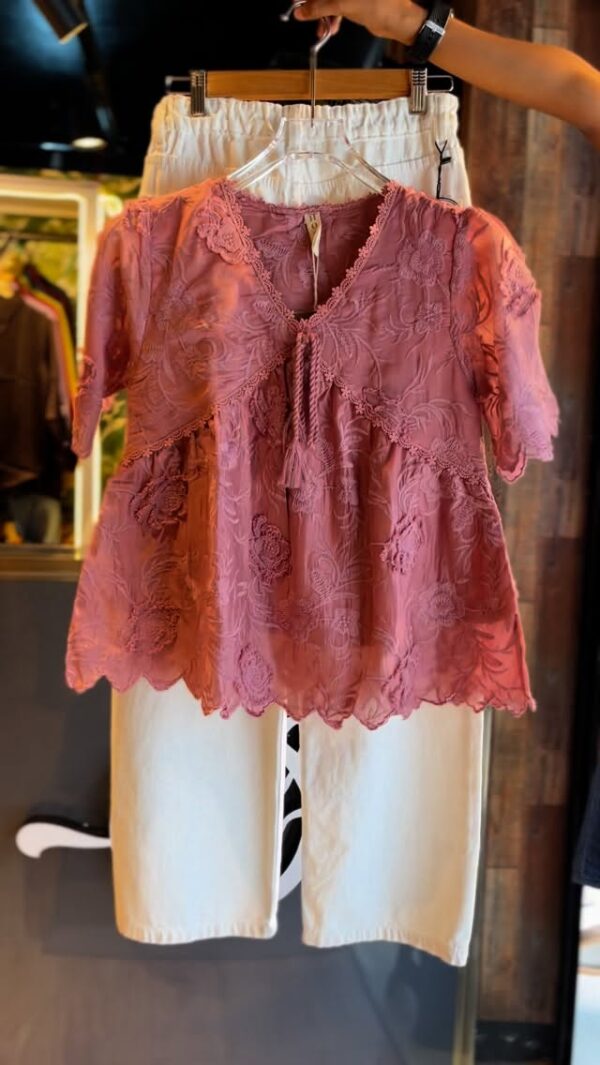 Romantic Charm – Lace Puffed Sleeve Top