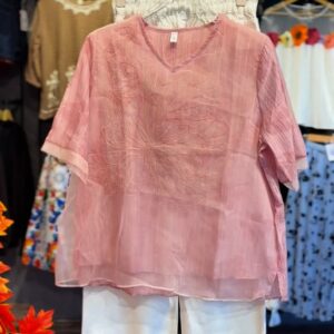 Pretty in Pink: Stylish Top Paired with Chic White Jeans πΈ