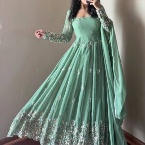 👑 Grace in Motion – The Timeless Anarkali Suit  A silhouette that tells a story of heritage, elegance, and femininity.