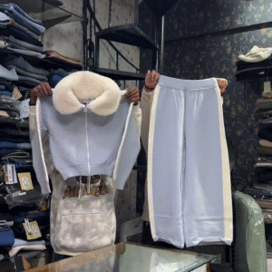 Chic Comfort Meets Street-Ready Style – Women’s Light Blue Fur-Collared Tracksuit Set